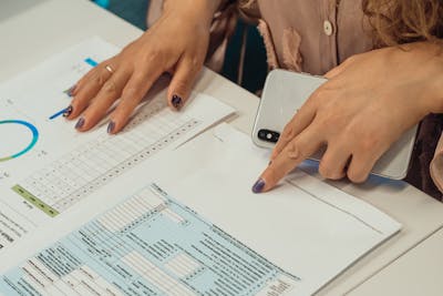 فهم-السوق-والجمهور-المستهدف-قبل-التسويق أسرار التسويق الناجح: كيفيه التسويق للمنتج لتغزو قلوب العملاء؟