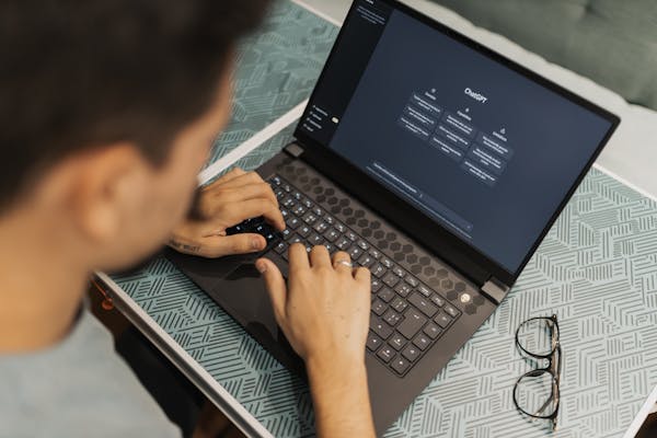 تطبيقات-الذكاء-الاصطناعي-وأدوات-الأتمتة-في-التسويق-السعودي دليل شامل لأدوات التسويق الإلكتروني الاساسيه لاحتراف التسويق 2025