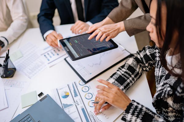 كيف-تختار-أدوات-التسويق-الإلكتروني-للشركات-الصغيرة-في-السعودية دليل شامل لأدوات التسويق الإلكتروني الاساسيه لاحتراف التسويق 2025