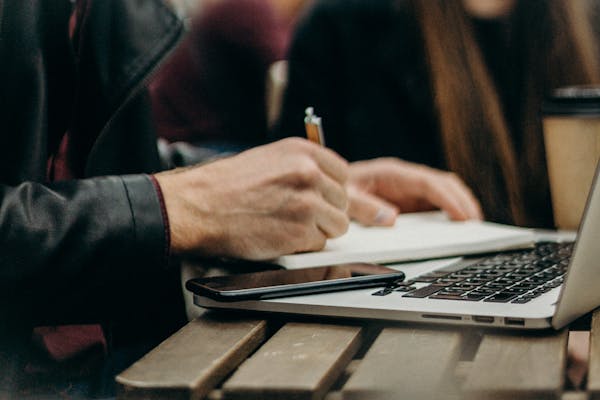 أهم-الخدمات-التخصصية-للعمل-الحر-في-السعودية ما هي الخدمات التخصصية للعمل الحر في السعودية