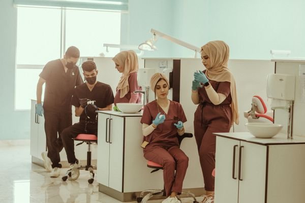 ابني-علامة-الطبيب-وليس-اسم-العيادة-فقط 10 أسرار تسويق عيادات الأسنان في السعودية | افهم صح
