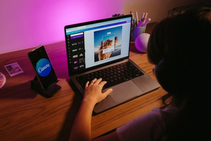 Canva-لتصميم-المحتوى-التسويقي دليل أفضل 10 أدوات الذكاء الاصطناعي في التسويق | افهم صح